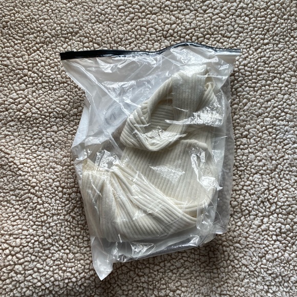 NWOT- Fashion Crop- Halter Twist Crop Top, SIZE: S - Picture 5 of 5